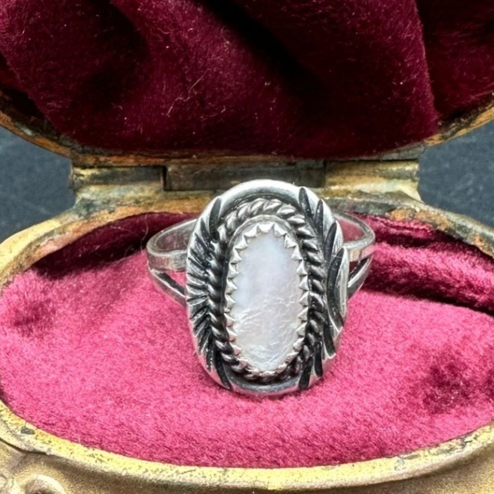 Vintage Sterling Silver Southwestern Ring Sunburst Oval Mother of Pearl sz 6.75‎